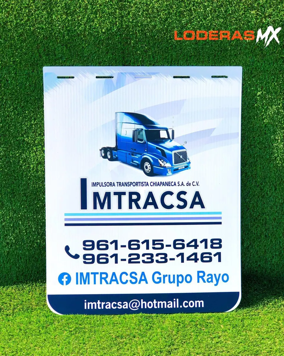 Lodera blanca de empresa transportista con ilustración de tractocamión, nombre de la línea, dos teléfonos, red social y correo electrónico