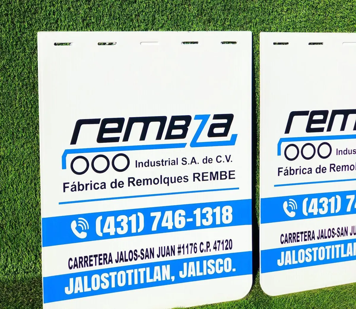 Par de loderas blancas para semirremolque con logotipo de fábrica de remolques, teléfono en franja azul y dirección