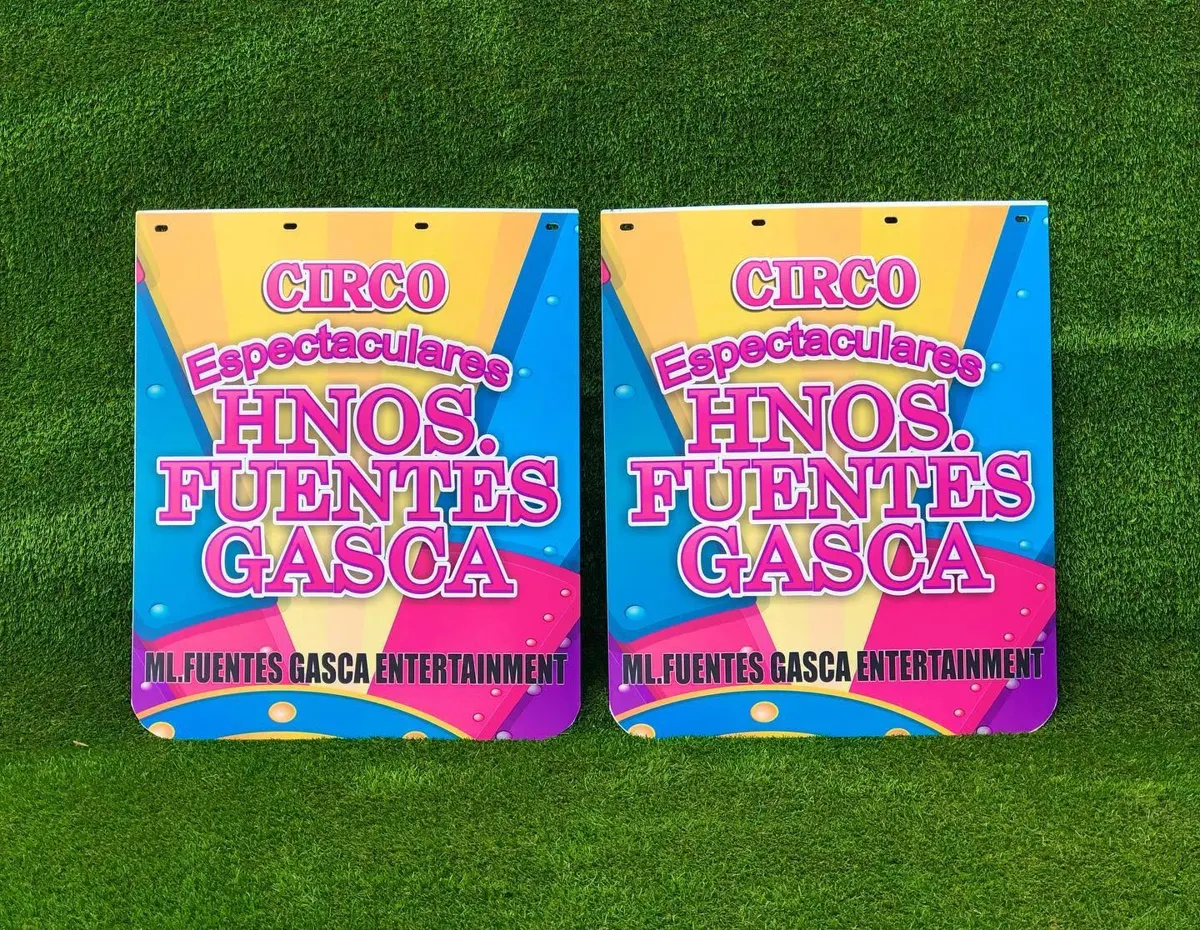 Par de loderas blancas impresas a todo color con un diseño de espectáculo en tonos rosa, amarillo y azul
