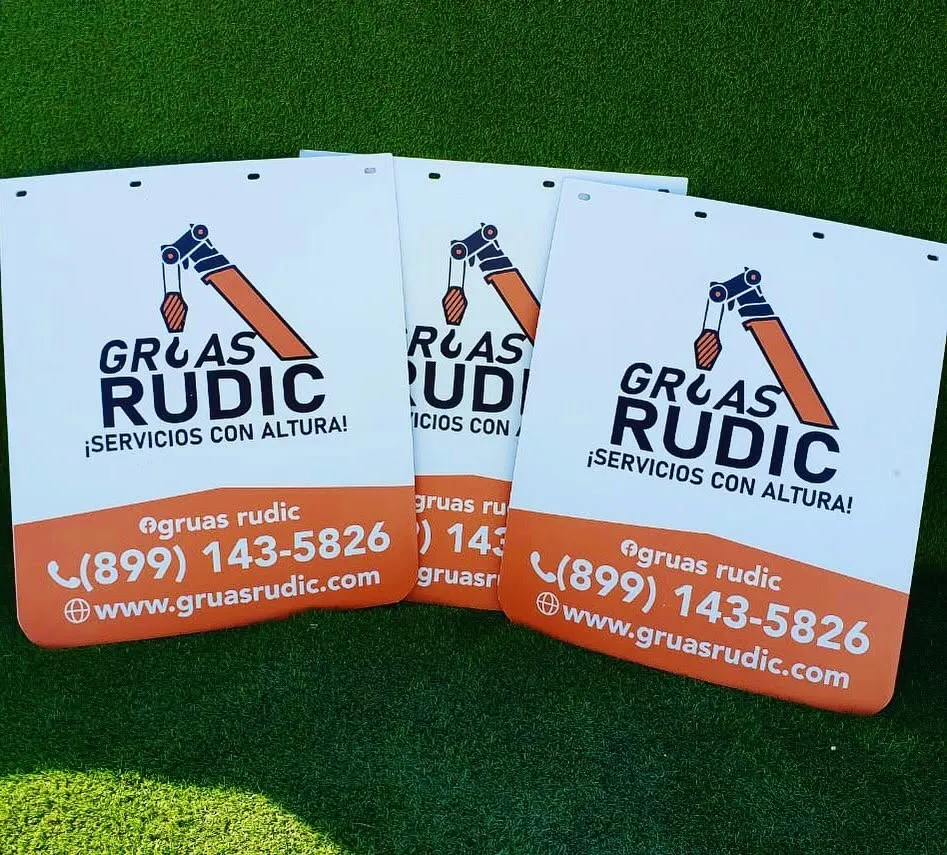 Tres loderas blancas con franja naranja para empresa de grúas, con teléfono, redes y sitio web