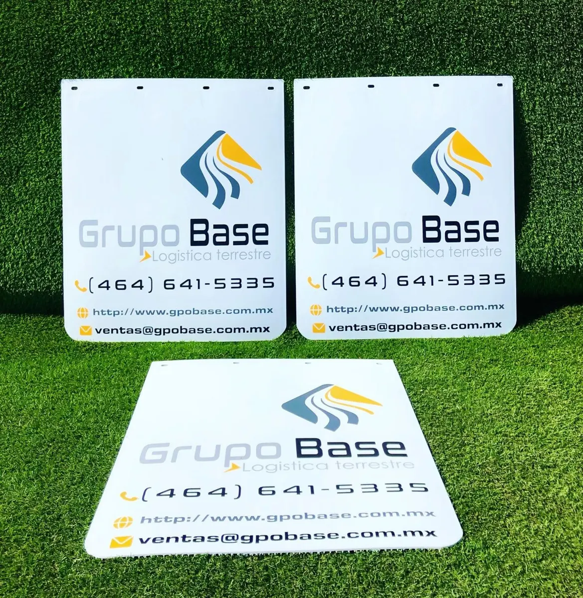 Tres loderas blancas de empresa de logística con logotipo, teléfono, sitio web y correo electrónico