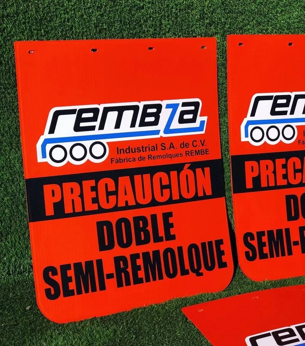 Loderas naranjas con logotipo de fábrica de remolques y la leyenda Precaución doble semirremolque en letras negras